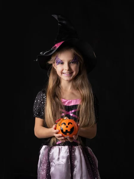 Roztomilý Halloween Čarodějnice Dívka Fantazii Kostým Držení Dýně Vědro Bonbóny — Stock fotografie