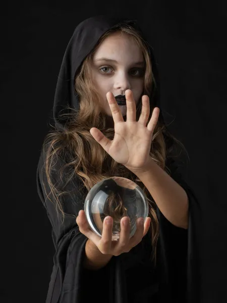 Niña Disfraz Bruja Halloween Maquillaje Oscuro Sosteniendo Bola Cristal Aislada — Foto de Stock