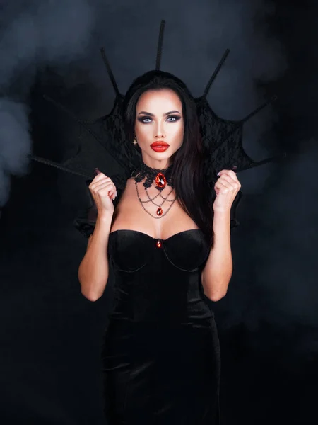 Mulher Bonita Como Vampiro Sexy Vestido Preto Com Gola Alta — Fotografia de Stock