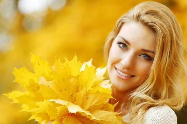 Mujer sosteniendo hojas de otoño — Foto de Stock