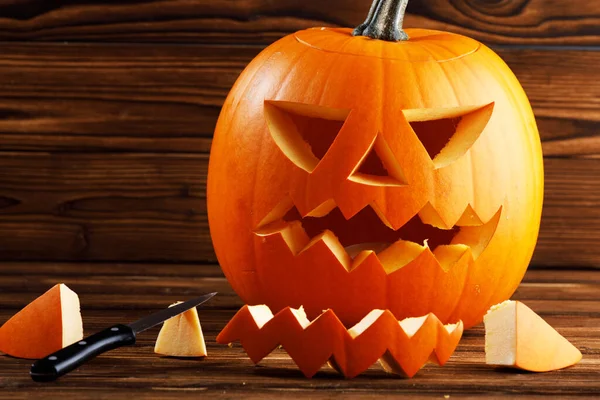 Hällristning Halloween Pumpa Pågår Kniv Trä Bakgrund — Stockfoto