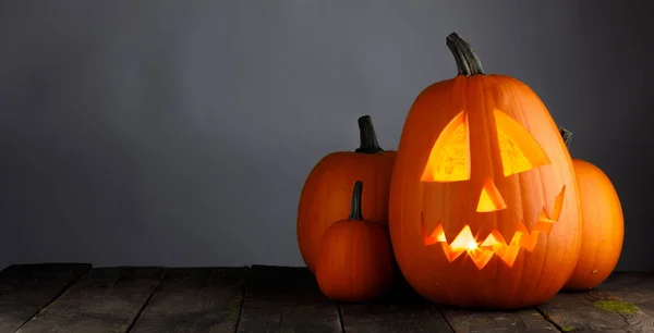Lanterna Jack Testa Zucca Halloween Incandescente Tavolo Legno Sfondo Grigio — Foto Stock