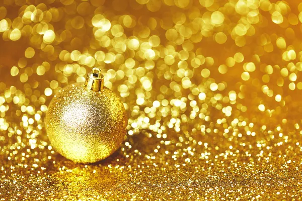 Goldene Weihnachtskugel — Stockfoto