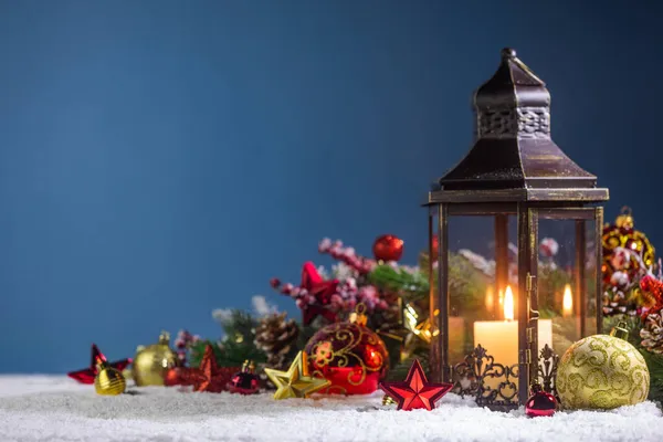 Brennende Weihnachtslaterne Und Tannenbaumdekor Schnee Über Blauem Hintergrund Mit Kopierraum — Stockfoto