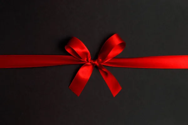 Κόκκινη Κορδέλα Μαύρο Φόντο Μαύρη Παρασκευή Χριστουγεννιάτικου Δώρου Φωτογραφία Αρχείου