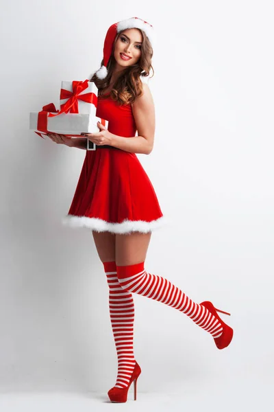 Teljes Hosszúságú Portré Gyönyörű Lány Santa Claus Stílusú Ruha Kalap — Stock Fotó