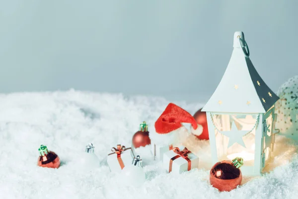 Weihnachtsdekoration Mit Kerze Laternenkugeln Und Geschenken Auf Schnee — Stockfoto