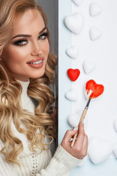 Mooie Jonge Vrouw Schilderen Harten Met Rode Verf Valentijnsdag Liefde — Stockfoto