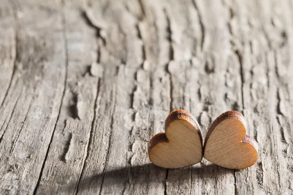 Zwei Kleine Aus Holz Geschnitzte Herzen Auf Rustikalem Holz Hintergrund — Stockfoto