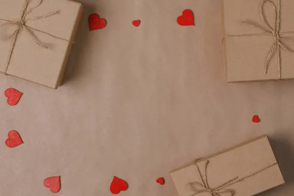 Kahverengi Sanatları Kağıdına Sarılı Hediye Kutuları Kırmızı Kalplerle Bağlanmış Kopya — Stok fotoğraf
