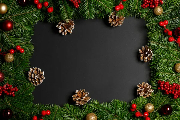 Kerstrand Frame Van Boomtakken Zwarte Achtergrond Met Kopieerruimte Kerstballen Hulst — Stockfoto