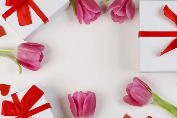 Düz Sevgililer Günü Çerçevesi Üzerinde Pembe Laleler Kırmızı Kalpler Beyaz — Stok fotoğraf