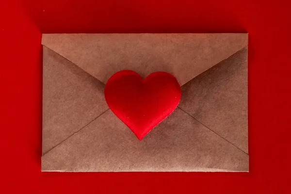 Walentynki List Miłosny Brązowego Papieru Koperty Czerwonym Sercem — Zdjęcie stockowe