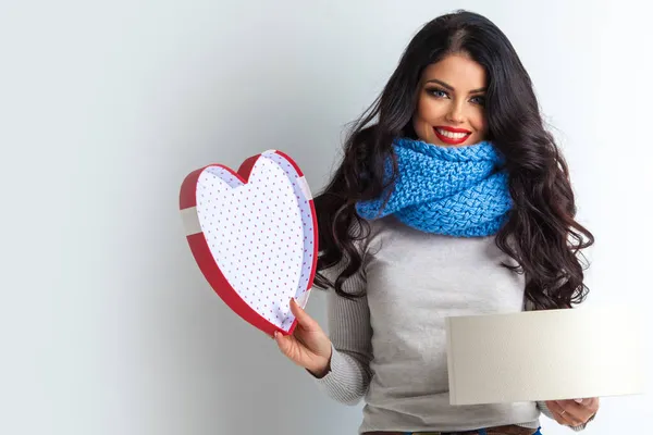 Mujer Invierno Bufanda Abierta Corazón Forma Caja San Valentín Concepto — Foto de Stock