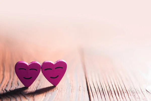 Due Cuori Rosa Sorridenti Sfondo Legno Rapporto Valentines Day Concept — Foto Stock