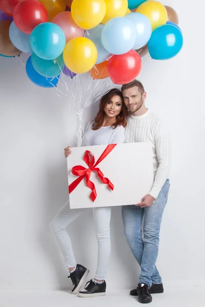 Junges Lächelndes Paar Mit Luftballons Und Großer Geschenkbox Valentinstag Überraschungskonzept — Stockfoto