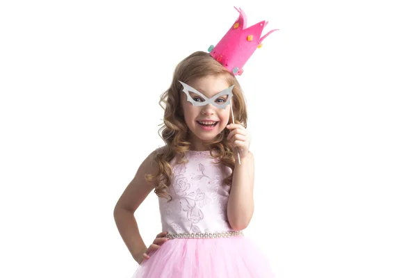 面白いです王女女の子でピンクのドレスとクラウン開催パーティー眼鏡上の棒孤立した上に白の背景 — ストック写真
