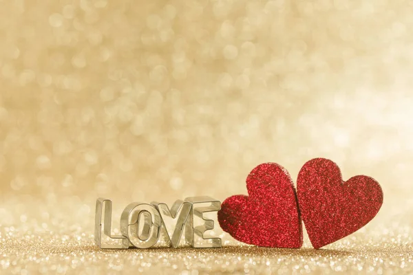 Dwa Czerwone Ręcznie Robione Drewniane Serca Słowo Miłość Złoty Jasny — Zdjęcie stockowe