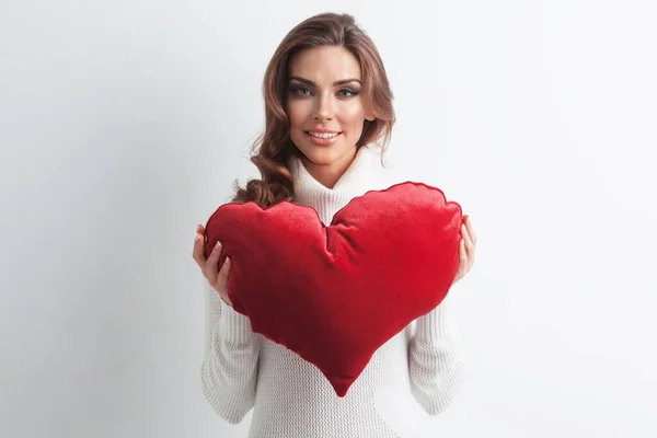 Retrato Uma Menina Sorridente Segurando Travesseiro Coração Vermelho Fundo Branco — Fotografia de Stock