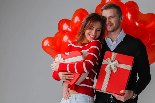 Feliz Pareja Sonriente Con Globos Forma Corazón Rojo Regalos Día — Foto de Stock