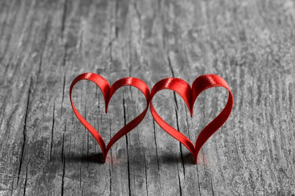 木製の背景に赤いリボンの心 バレンタインデーカード — ストック写真
