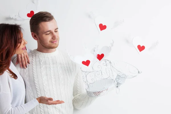 Coppia Rilasciando Amore Uomo Donna Gabbia Aperta Con Cuori Alati — Foto Stock