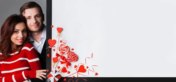 快乐的年轻夫妇 心形的红色装饰 白色横幅背景 文本复制空间 情人节庆祝活动 — 图库照片