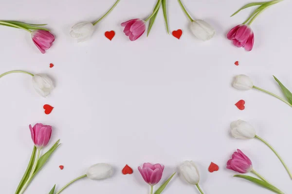 情人节背景是由五彩缤纷的郁金香和红心做成的框架 — 图库照片