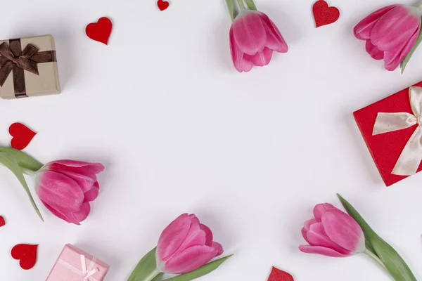 Flach Liegender Valentinstag Mit Rosa Tulpenherzen Und Geschenkschachteln Auf Weißem — Stockfoto