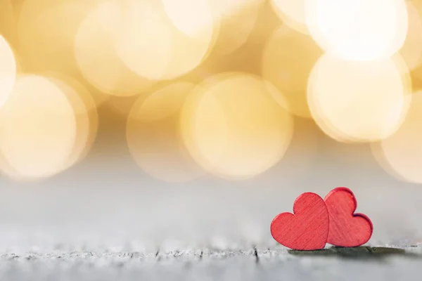 Liebeskonzept Valentinstag Liebessymbol Zwei Rote Herzen Auf Goldenem Glitzerhintergrund Mit — Stockfoto