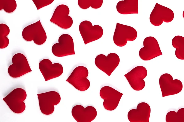 Sevgililer Günü Nde Beyaz Arka Planda Birçok Kırmızı Ipek Kalp — Stok fotoğraf