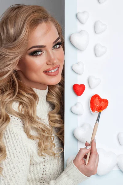 Mooie Jonge Vrouw Schilderen Harten Met Rode Verf Valentijnsdag Liefde — Stockfoto