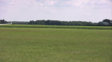 yarışmacı pilot onun planör pistte son iniş sonra rulolar