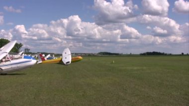 yarışmacı pilot piste inecek planör ve taksi hattı bitirmek için