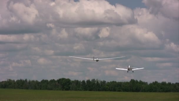 Planeador Remolcado en el espacio aéreo de la competición hasta el punto de caída . — Vídeos de Stock