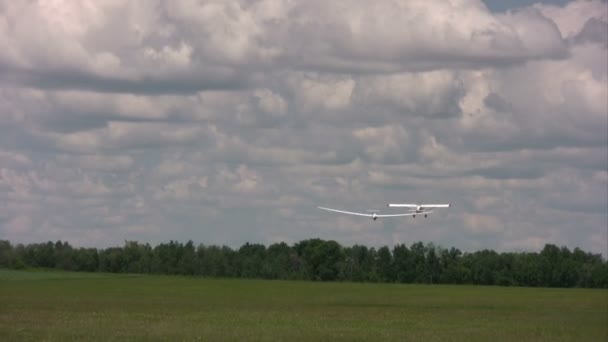 Летчик-конкурент и глайдер взлетают в воздух на пути к точке старта — стоковое видео