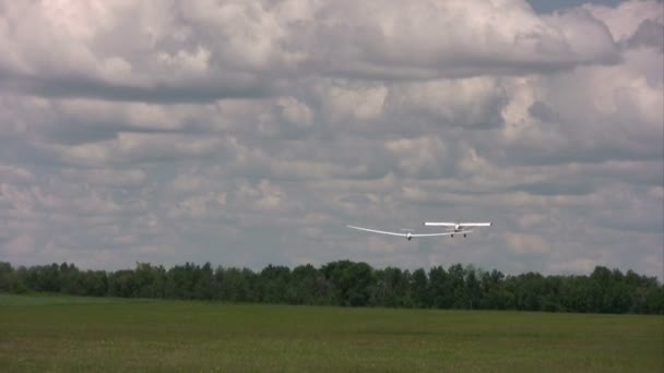 Piloto y planeador de la competencia despegan en el aire en el camino al punto de inicio — Vídeos de Stock