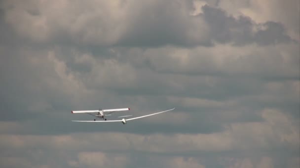 Towplane geworden concurrent zweefvliegtuig in de lucht om te beginnen punt — Stockvideo