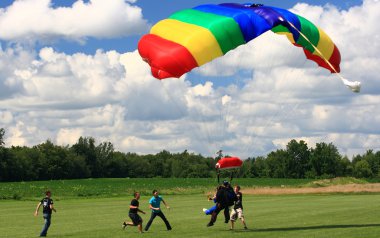 Sadece kara önce skydivers tandem atlama. Güvenlik ekibi çevresinde yardımcı olmaktır.