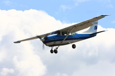 uçak skydivers grup bırakarak sonra açılış yaklaşıyor