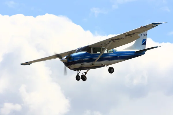 Flugzeug nähert sich Landung nach Abwurf von Fallschirmspringergruppe — Stockfoto