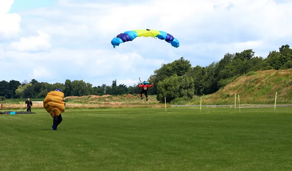 Skydiver med landning efter hoppet i formation. — Stockfoto