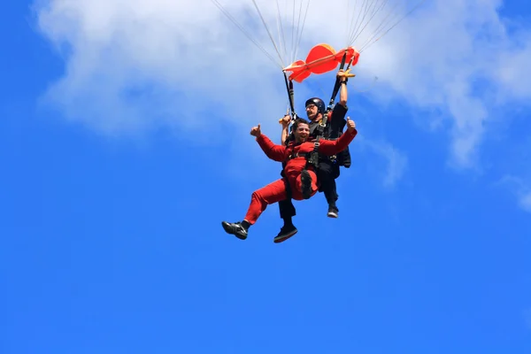 Freude über ersten Fallschirmsprung Stockfoto