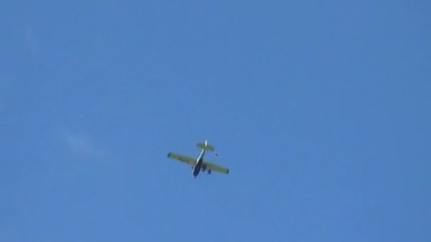 Парашутист стрибок з літака і стрибки з парашутом вниз до землі. — стокове відео