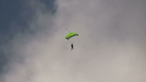 Skydiver pára-quedas descendo para a Terra . — Vídeo de Stock