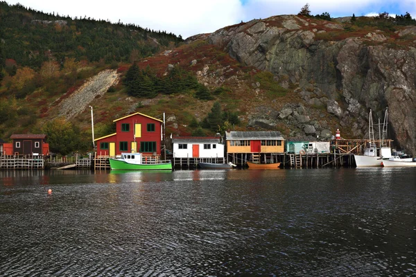 钓鱼： 码头、 舱室、 上 quidi 看见湖港，纽芬兰的船. — 图库照片