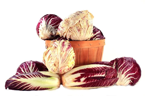 Diferentes tipos de Radicchio no alqueire e na pilha — Fotografia de Stock