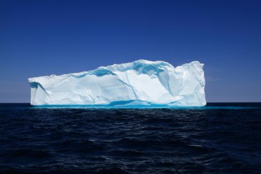 Grönland ve Batı kıyıları yakınında buzdağı 
