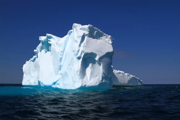 En el callejón Iceberg ya pierde parte de su masa de hielo —  Fotos de Stock