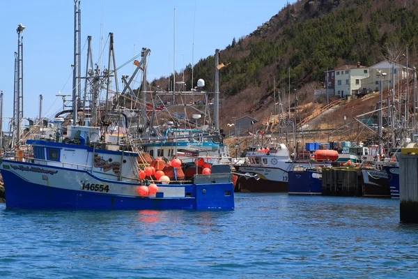 Fiskebåtar är förtöjd i hamnen redo för lång helg — Stockfoto